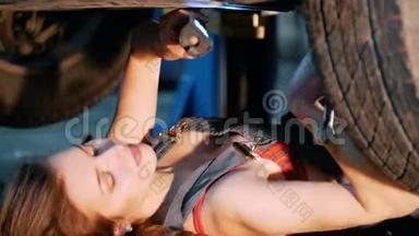 机械师女孩躺在车下修理它。 关门