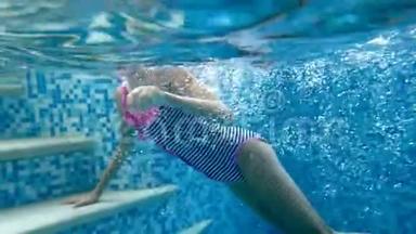 两个十几岁的女孩在室内<strong>游泳</strong>池水下潜水的4k视频。 <strong>儿童</strong>享受水的乐趣