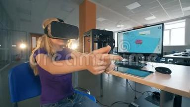 小学女生在3D虚拟现实眼镜学习创新技术在学校实验室。 4K.