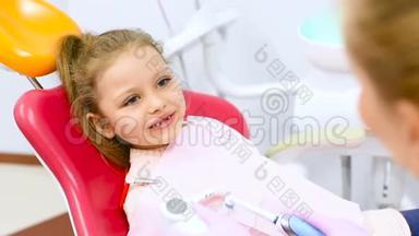 牙医教这个孩子——一个没有前乳牙的小可爱女孩如何在牙椅上清洁牙齿