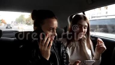 两个女孩坐出租车去，一个打电话，另一个听音乐唱歌