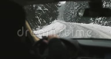 4K超高清雪山公路上，一个男子在汽车车轮前转弯