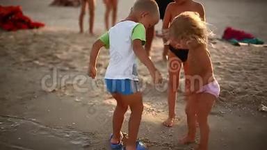 孩子们在海边玩沙子。 暑假家庭假期