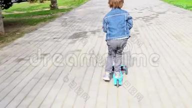 孩子们在公园里骑滑板车。 免费儿童