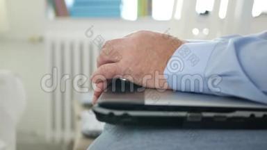 膝盖上有笔记本电脑的<strong>不耐烦</strong>的男人做紧张的手势