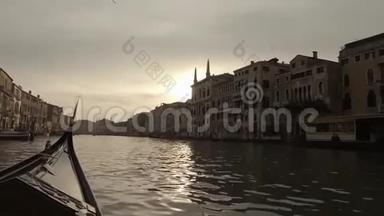 在贡多拉的浪漫之旅，由威尼斯运河中的一位贡多利埃划船