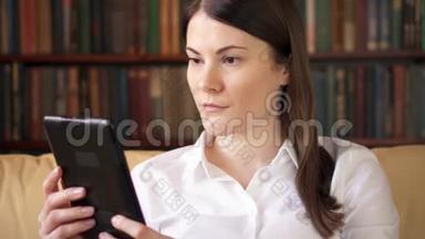 女人在家看电子书。 纸张与数字阅读、电子书取代实体印刷书籍