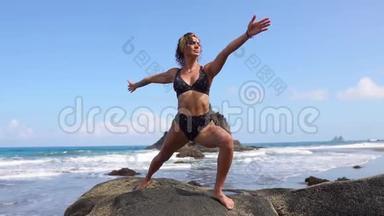 一个运动的女人在做瑜伽和与自然保持平衡后，会冥想和伸展她的肌肉。 加那利