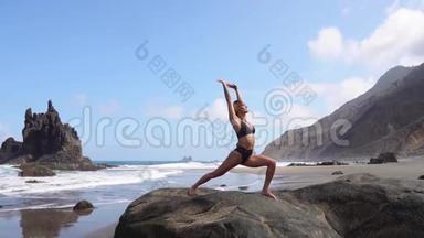 一个运动的女人在做瑜伽和与自然保持平衡后，会冥想和伸展她的肌肉。 加那利