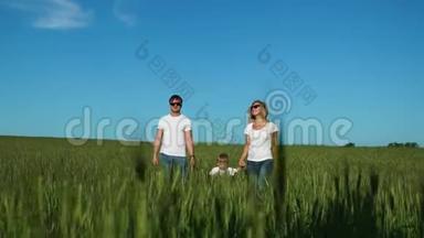 一家人在田里散步，一个孩子穿着白色T<strong>恤衫</strong>