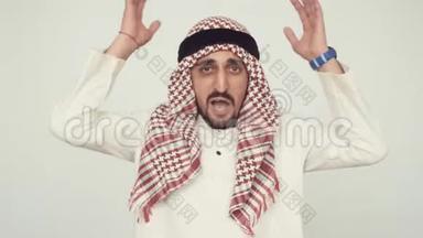 办公室里的现代阿拉伯人。 阿拉伯人惊讶地高兴地呼气，双手放在头上。 又高兴了。 双手双手