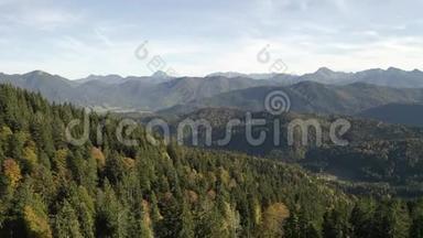 4k空中飞行。 德国巴伐利亚布劳尼克山森林。 冷格里斯，伊萨，阿尔卑斯山，卡昆德尔。 从<strong>高处</strong>俯瞰风景