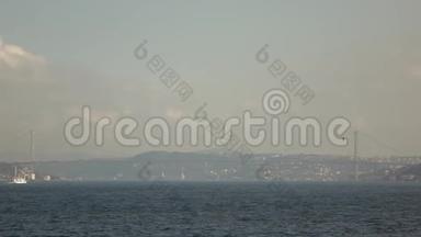 博斯普鲁斯海峡海洋交通、7月15<strong>日烈士</strong>桥和城市天际线的壮观全景