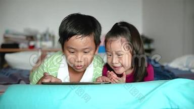 亚洲<strong>儿童</strong>使用数字平板电脑。 <strong>电子</strong>学习概念。
