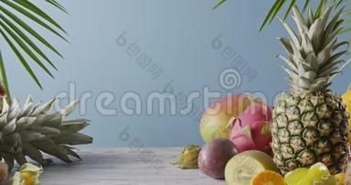 各种多汁的异国水果-<strong>荔枝</strong>，菠萝和杨桃在灰色的木制桌子上的蓝色。 多利运动，4K超<strong>高清</strong>