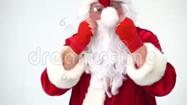 <strong>圣诞节</strong>。 圣诞老人在白色的背景上，戴着红色的蝴蝶结，用于拳击和拳击。 一个人的形象