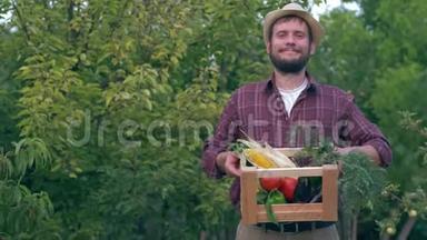有机和新鲜的产品，快乐的农民戴着帽子，在收获时用不同的蔬菜装着木箱
