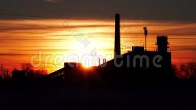 旧废弃工厂背景下的冬日夕阳时光