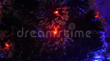 在孩子们的房间里，圣诞树上挂着彩灯，装饰着花环`美丽圣诞树