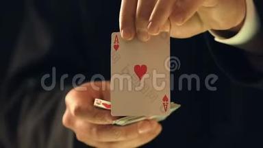 在镜头中展示心灵的王牌，魔术师制作神奇的纸牌魔术