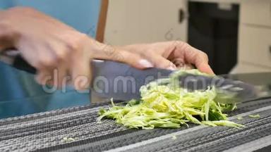 女人的手在厨房桌子上的一块木板上切碎卷心菜。 <strong>均衡</strong>的<strong>饮食</strong>观念。