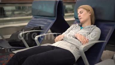 睡在机场<strong>候机</strong>楼的漂亮美女。长途联航时差。