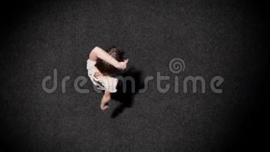 年轻女孩芭蕾舞女的<strong>剪影</strong>是在黑色地板上快速跳舞，芭蕾概念，<strong>动作</strong>概念，顶级镜头