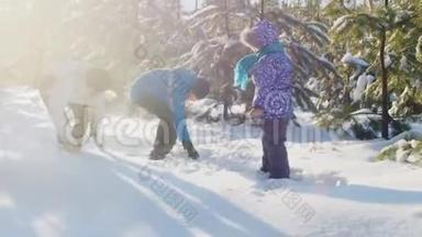 一个女人带着两个孩子在雪地里和孩子们一起称重