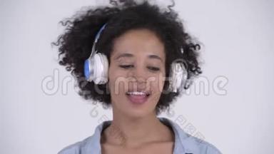 年轻快乐的非洲女人听音乐的脸