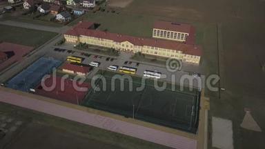 波兰维斯尼奥瓦-9102018：开放学校体育综合体。 鸟飞行中的<strong>运动场</strong>`全景。 空中<strong>摄影</strong>