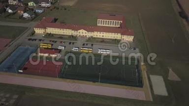 波兰维斯尼奥瓦-9102018：开放学校体育综合体。 鸟飞行中的运动场`全景。 空中摄影