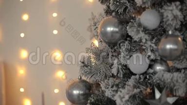 2019. 2019年新年。 新年`装饰，五颜六色的花环，圣诞袜。 圣诞树上的圣诞树