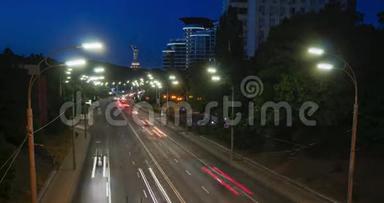 城市汽车交通在现代城市公路上。 夜间快速行驶汽车的延时镜头