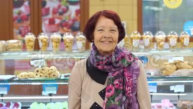 面包部一家杂货店里一位可爱的退休妇女的肖像。