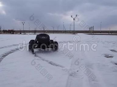 无线电控制的汽车：一辆黑色的小型马车在新鲜的雪中以疯狂的速度<strong>飞驰</strong>。