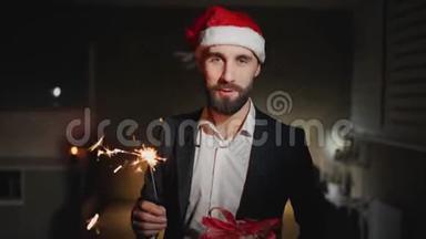 长胡子的商人戴着闪闪发光的帽子，圣诞老人戴着圣诞老人的帽子，说着祝新年快乐，看着摄像机