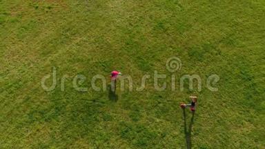 一位年轻女子和她的小儿子在公园里玩塑料飞机的<strong>俯视镜头</strong>