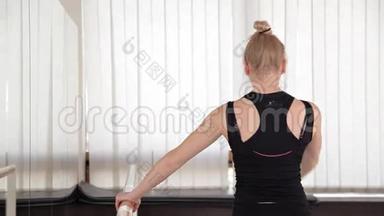 普拉提健身<strong>工作室</strong>健身房的女孩，有训练<strong>舞蹈</strong>芭蕾，用于伸展和缠绕