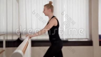 普拉提健身<strong>工作室</strong>健身房的女孩，有训练<strong>舞蹈</strong>芭蕾，用于伸展和缠绕