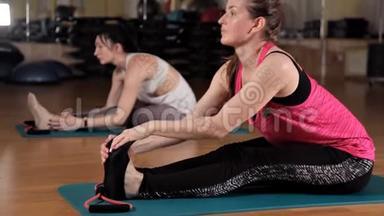 年轻女孩在<strong>垫子</strong>上做瑜伽练习。 健康生活方式和运动的概念.. 一系列练习