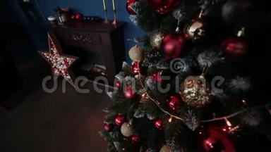 <strong>2019</strong>. <strong>2019</strong>年新年。 新年`装饰，五颜六色的花环，圣诞袜。 圣诞树上的圣诞树