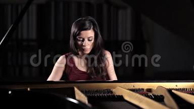 一个年轻女孩弹钢琴，<strong>音乐</strong>会前排练。 <strong>古典音乐</strong>