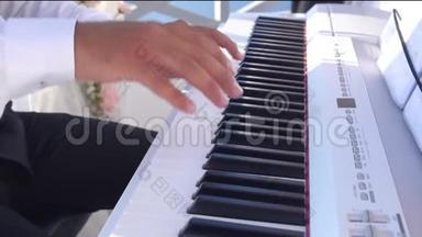手在钢琴上演奏音乐，手和钢琴演奏者，键盘