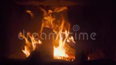 火焰覆盖的壁炉原木上燃烧着炽热的火焰