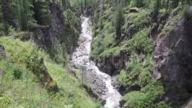 森林边界的瀑布，库布蒂河的山谷急剧下降，高度和峡谷外。 河流