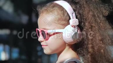 一个可爱的孩子的肖像，一个穿着<strong>粉色</strong>眼镜和<strong>粉色</strong>耳机的<strong>白</strong>色裙子的美丽的小女孩
