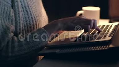 在黑暗的房间里用笔记本电脑工作的女人的<strong>手</strong>。 快<strong>关门</strong>。