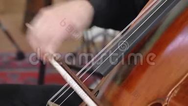<strong>演奏</strong>大提琴的音乐家的双手合上FDV