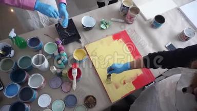 艺术家画了一块木板. 红色和黄色<strong>油漆</strong>。 艺术工作室。 <strong>油漆</strong>罐和<strong>刷子</strong>