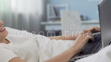 学生女孩在笔记本电脑上打字，在社交网络上与朋友交流